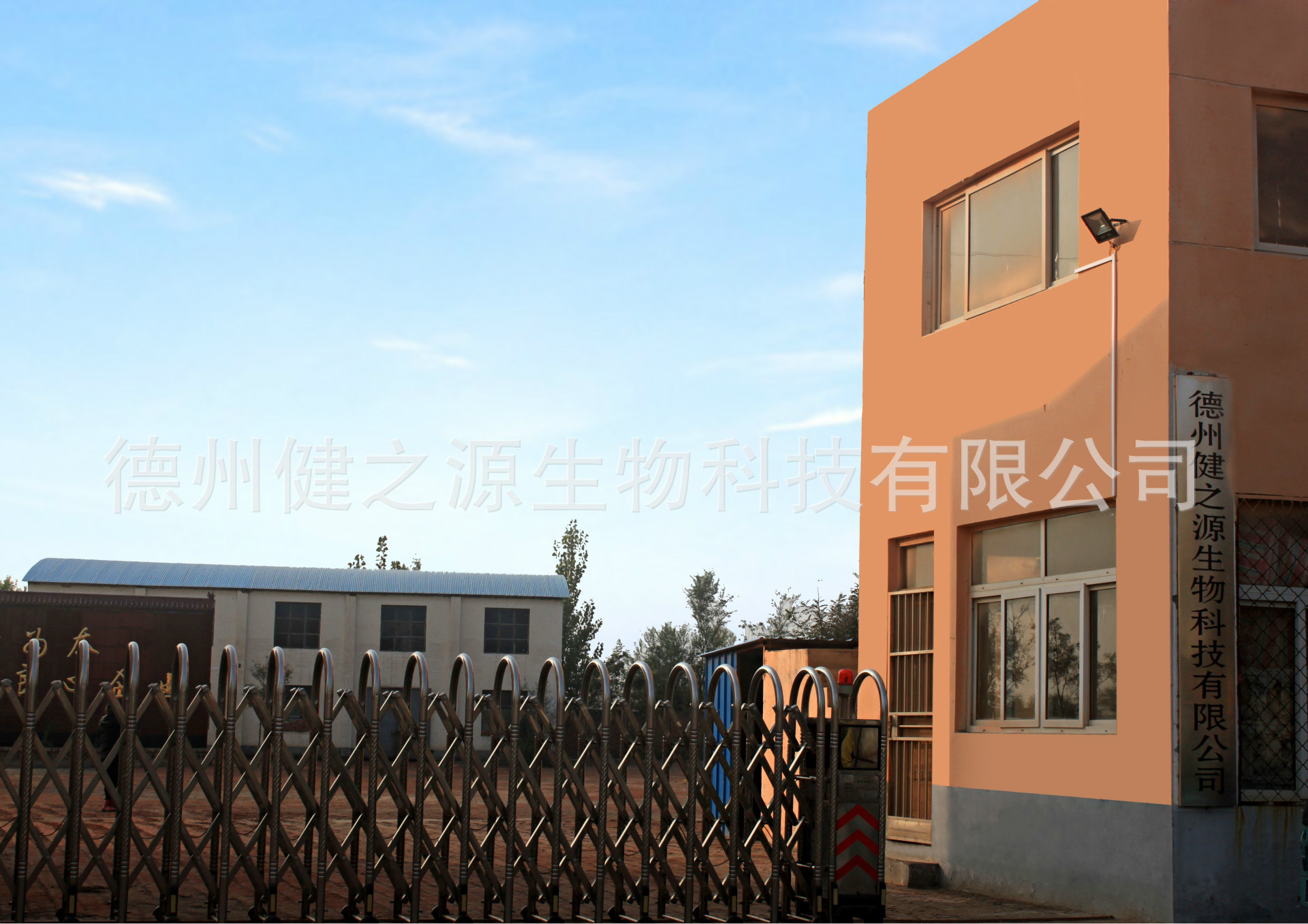 德州健之源生物科技有限公司是一家專業(yè)生產(chǎn)營養(yǎng)素補(bǔ)充劑、SC營養(yǎng)食品公司，業(yè)務(wù)范圍包括固體飲料、壓片糖果、代用茶、沖劑以及各種膳食養(yǎng)生健康食品的生產(chǎn)代工、OEM、 ODM等。公司占地五十余畝，廠區(qū)建筑面積4000余m2，內(nèi)設(shè)生產(chǎn)車間、質(zhì)量控制室、產(chǎn)品檢測中心、陰涼倉庫、辦公用房及輔助用房。生產(chǎn)車間總面積1000余m2，其中保健食品GMP 凈化車間600m2，裸藻片代加工 裸藻復(fù)合壓片糖果OEM  食品片劑貼牌委托生產(chǎn)廠家 一般生產(chǎn)區(qū)400m2；倉儲總面積（原輔料倉庫、成品倉庫、包材倉庫等）2500m2，物料分區(qū)分庫存放；檢測分析室（包括理化分析室、微生物檢驗(yàn)室、留樣觀察室等）總面積300m2。辦公用房200m2。流水生產(chǎn)線承接粉劑，片劑，袋泡茶，顆粒劑 等劑型的成品、半成品代加工。  公司成立專項(xiàng)實(shí)驗(yàn)室，引進(jìn)山東中醫(yī)藥大學(xué)的醫(yī)藥技術(shù)部部長等相關(guān)專業(yè)人員組建科研團(tuán)隊(duì)，在分子生物學(xué)、微 生物發(fā)酵、藥食同源、新資源食品研究等方面實(shí)行研產(chǎn)一體化，針對不同方向的營養(yǎng)課題進(jìn)行探討研究，并將科研成果轉(zhuǎn)化為生產(chǎn)力，為產(chǎn)業(yè)化生產(chǎn)提供技術(shù)支撐。